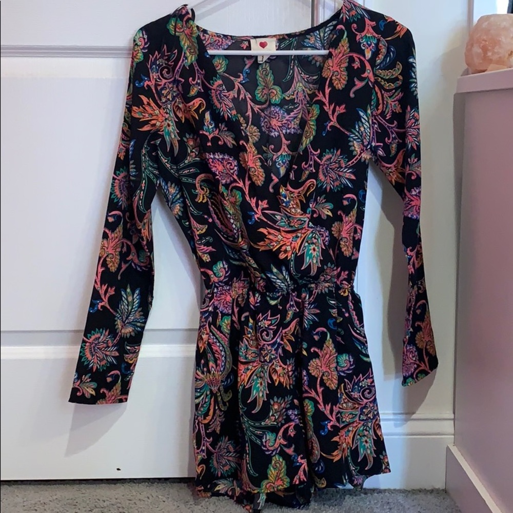 💰$10 w purchase- Long sleeve paisley romper